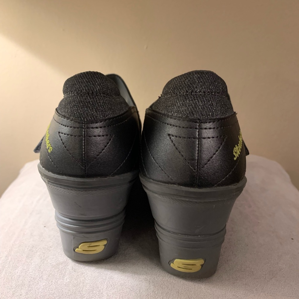 Like New Condition Skechers Size 8.5 - image 5